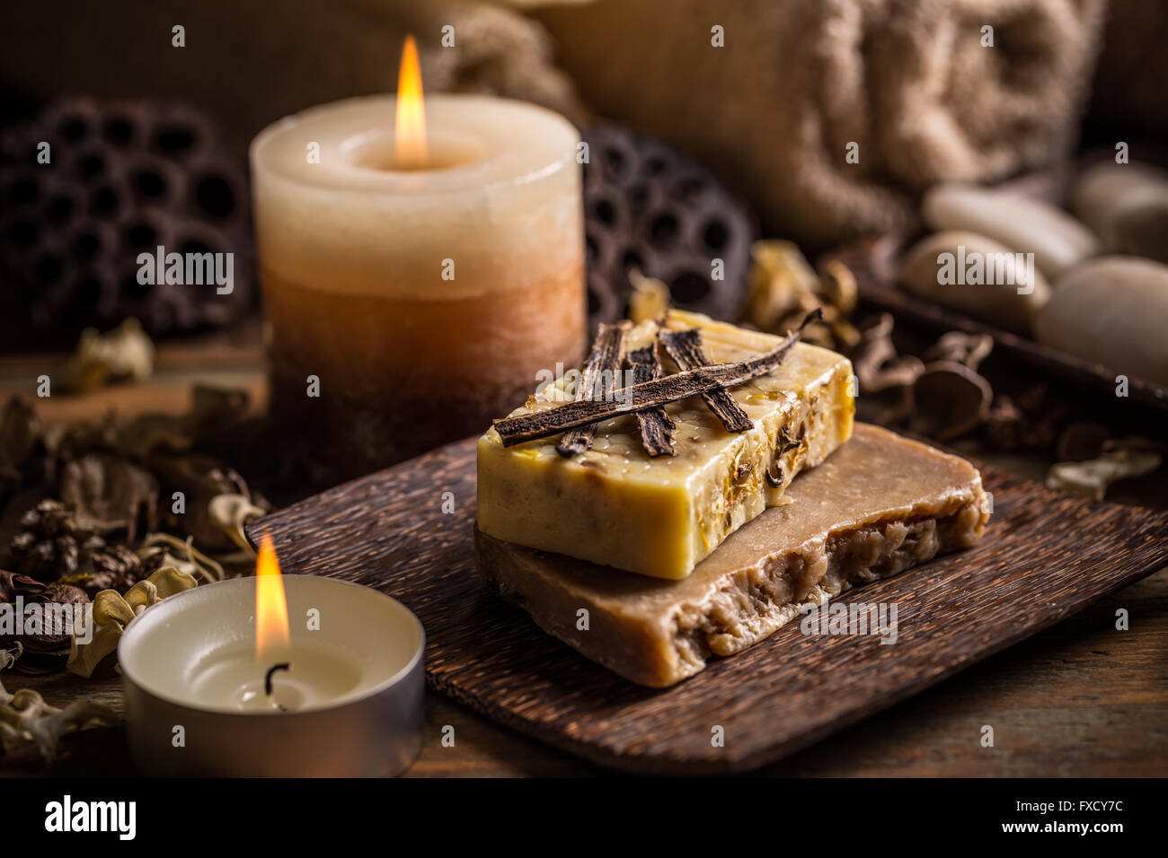 Savon artisanal biologique avec bougie, spa concept Banque D'Images
