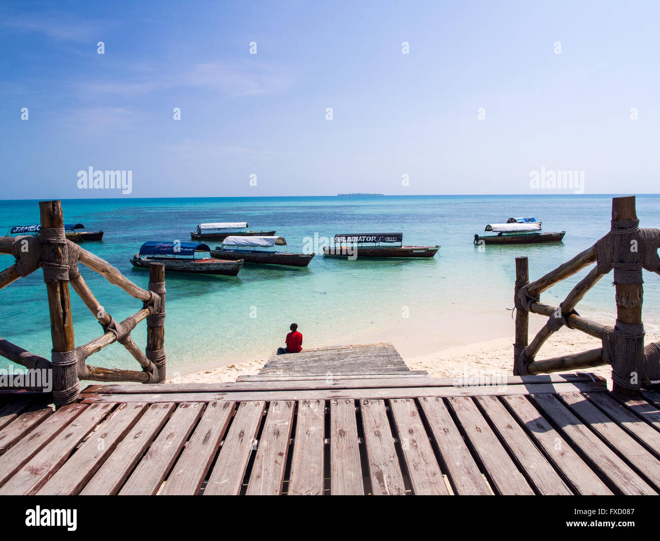 Pier sur Prison Island, Zanzibar. Bateaux locaux dans l'arrière-plan. Banque D'Images