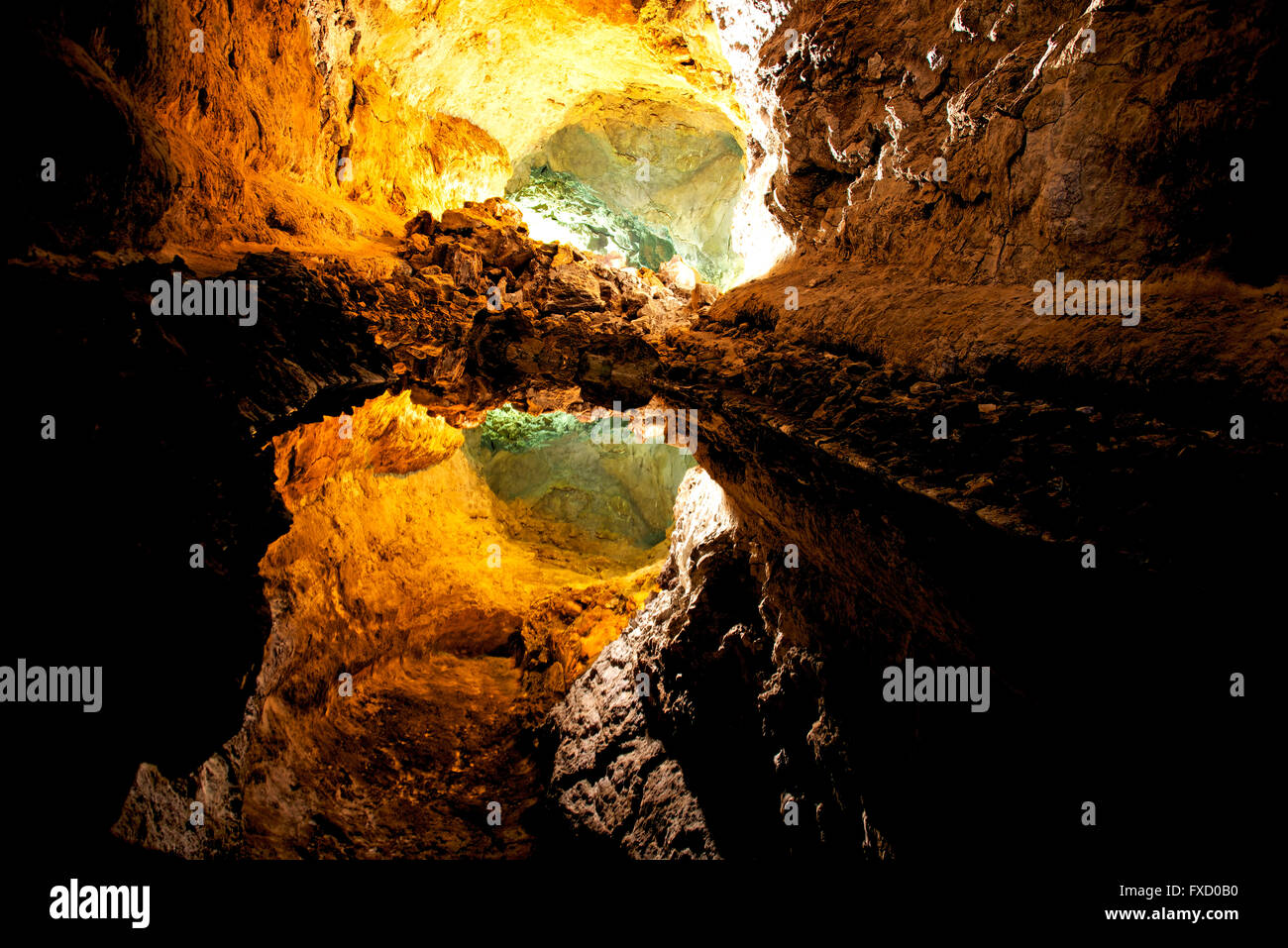 Lac souterrain avec réflexion parfaite de Cueva de los Verdes. Lanzarote. Îles Canaries. Espagne Banque D'Images