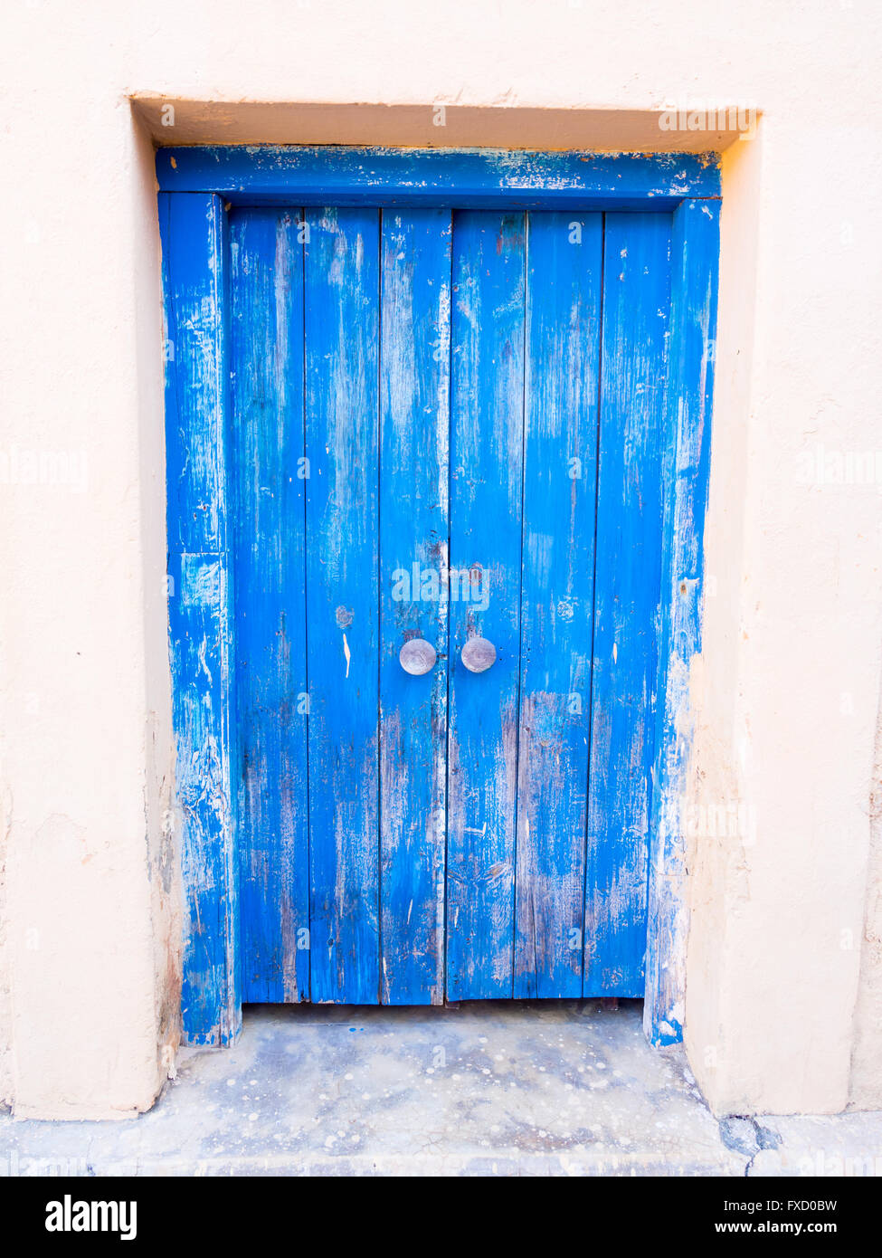 Porte en bois bleu sur l'île-prison à côté de Zanzibar. Banque D'Images