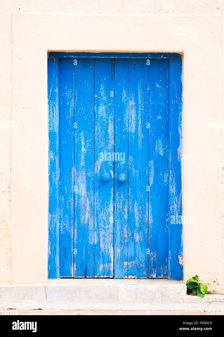 Porte en bois bleu sur l'île-prison à côté de Zanzibar. Banque D'Images
