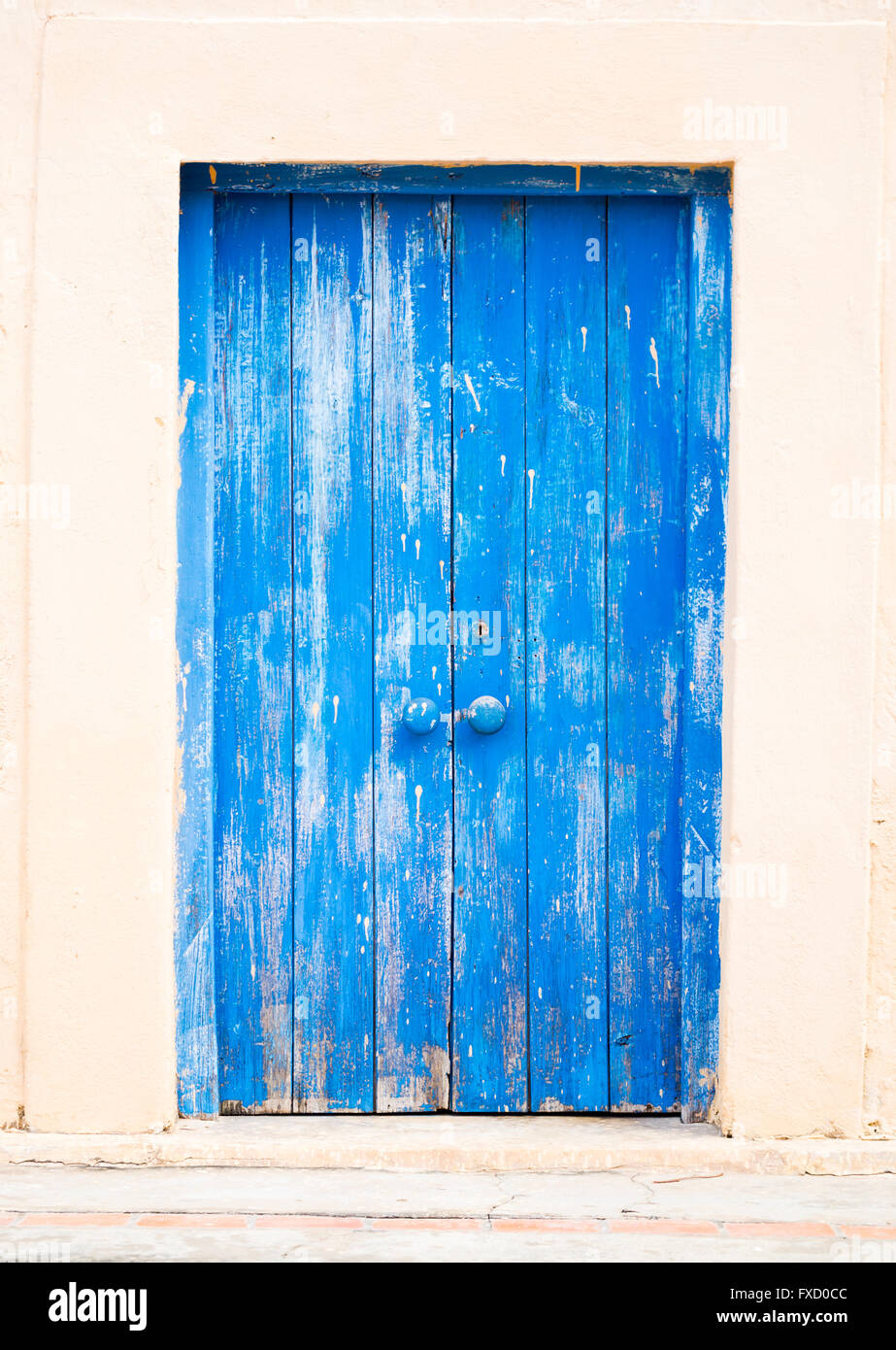 Porte en bois bleu sur l'île-prison à côté de Zanzibar. Banque D'Images