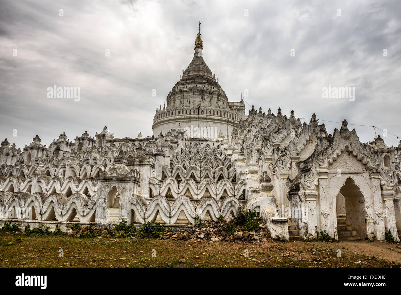 La Pagode blanche historique de Hsinbyume, également connu sous le nom de Mya Thein Dan pagode à Mingun, Myanmar Banque D'Images