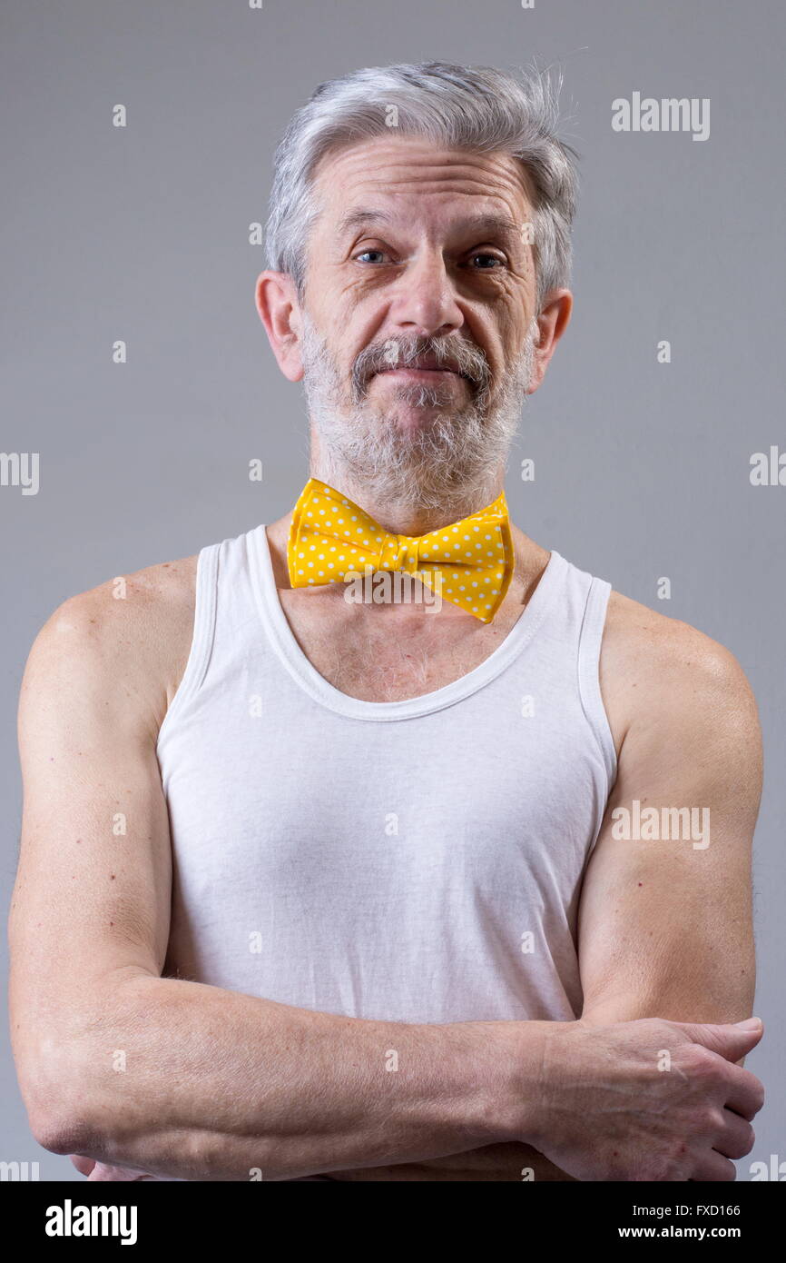Funny senior homme avec un nœud papillon autour du cou Banque D'Images
