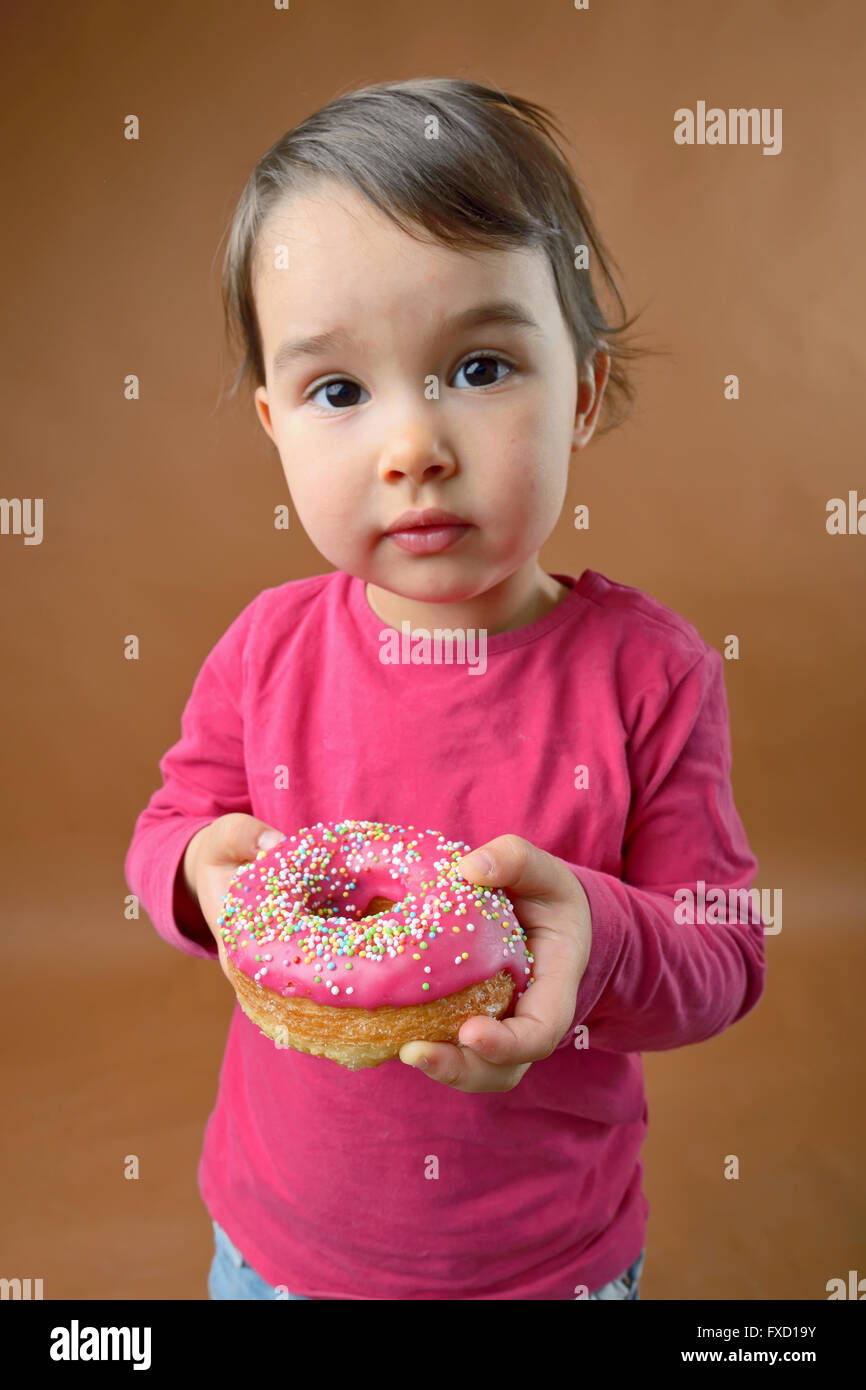Little girl with sweet donut Banque D'Images