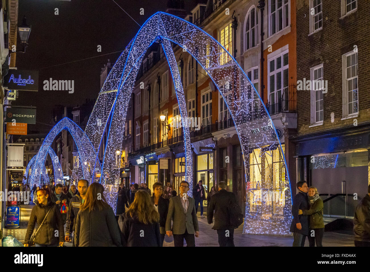 Personnes marchant le long de South Molton St à l'heure de Noël, qui a été décoré avec de grandes arches de Noël bleues, Londres, Royaume-Uni Banque D'Images