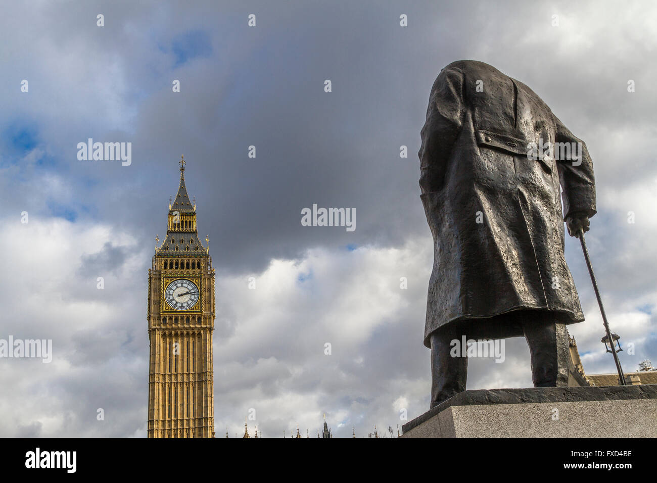 La statue de Winston Churchill sur Parliament Square , avec Big Ben au loin , Westminster , Londres Banque D'Images