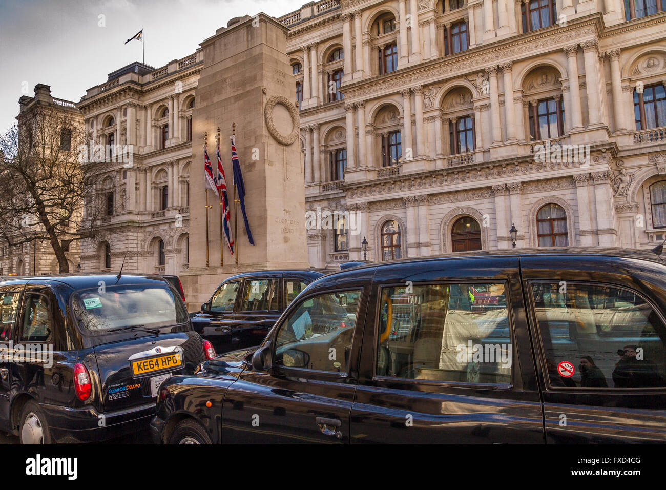 Une manifestation de la London taxi Drivers Association contre Uber à Londres. Black London taxis blocus Whitehall dans une manifestation contre Uber, Londres, Royaume-Uni Banque D'Images