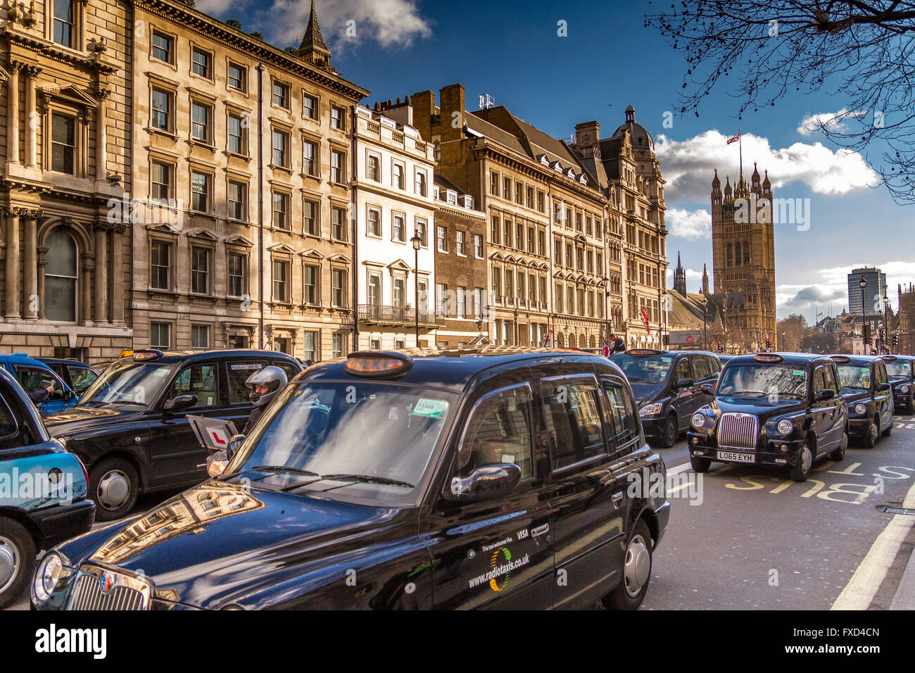 Une manifestation de la London taxi Drivers Association contre Uber à Londres. Black London taxis blocus Whitehall dans une manifestation contre Uber, Londres, Royaume-Uni Banque D'Images