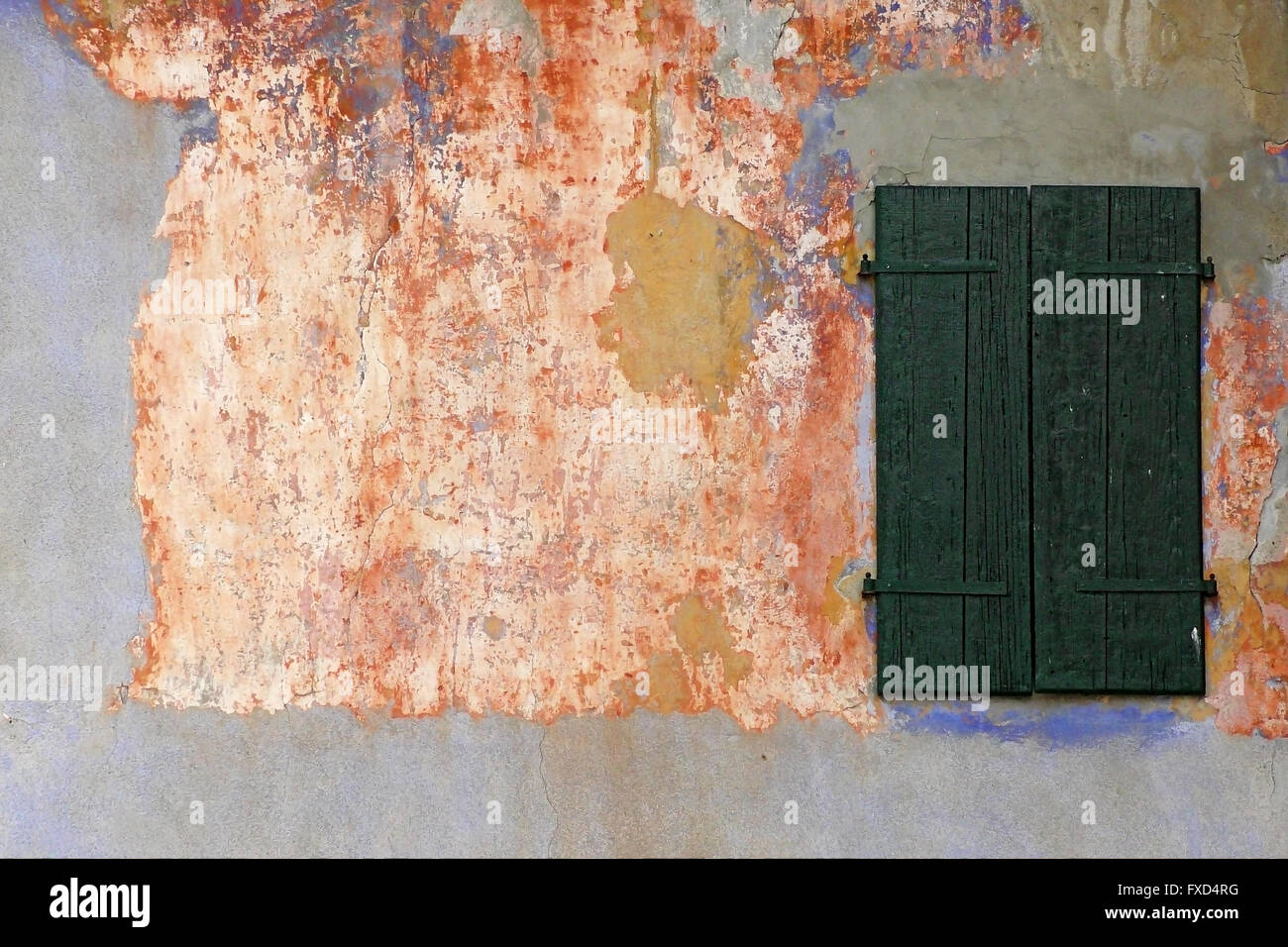 Vieux Mur et fenêtre en bois vert comme fond texture grunge Banque D'Images