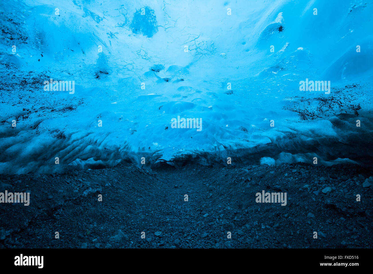 La glace bleu mélangé à des cendres volcaniques dans l'intérieur de la caverne de glace, glacier Breidamerkurjokull en sortie du Glacier Vatnajökull / Vatna, Islande Banque D'Images
