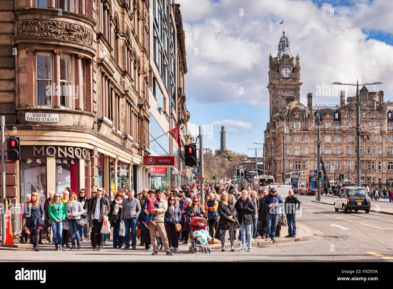 Foule de gens qui attendent pour traverser la route à Princes Street, Édimbourg, Écosse, Royaume-Uni Banque D'Images