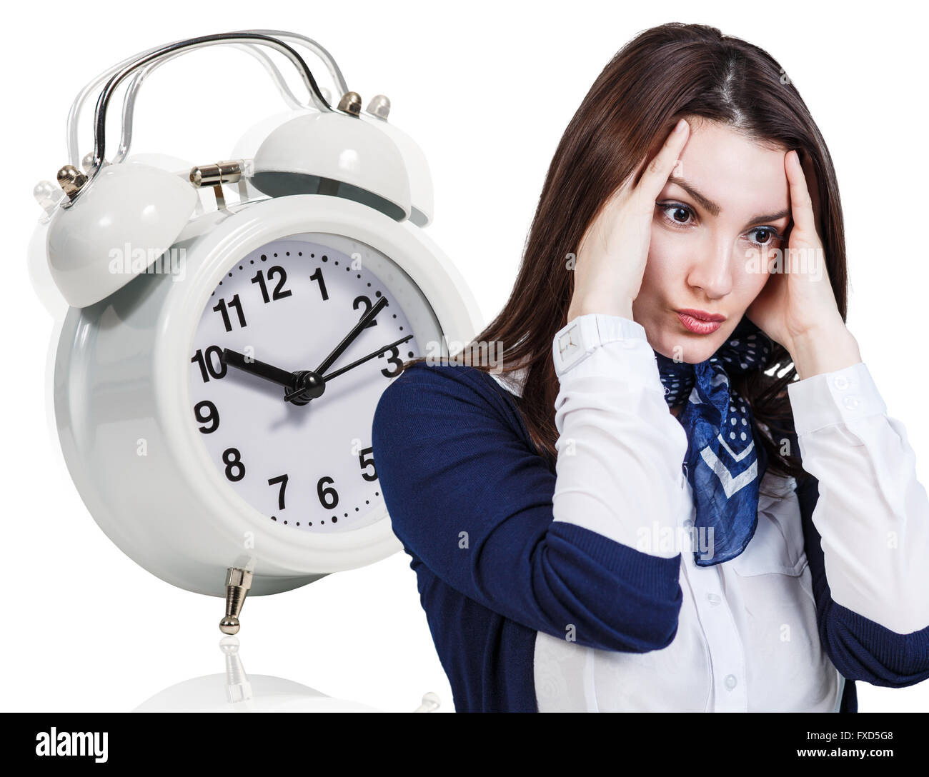 Femme avec un mal de tête et réveil Photo Stock - Alamy