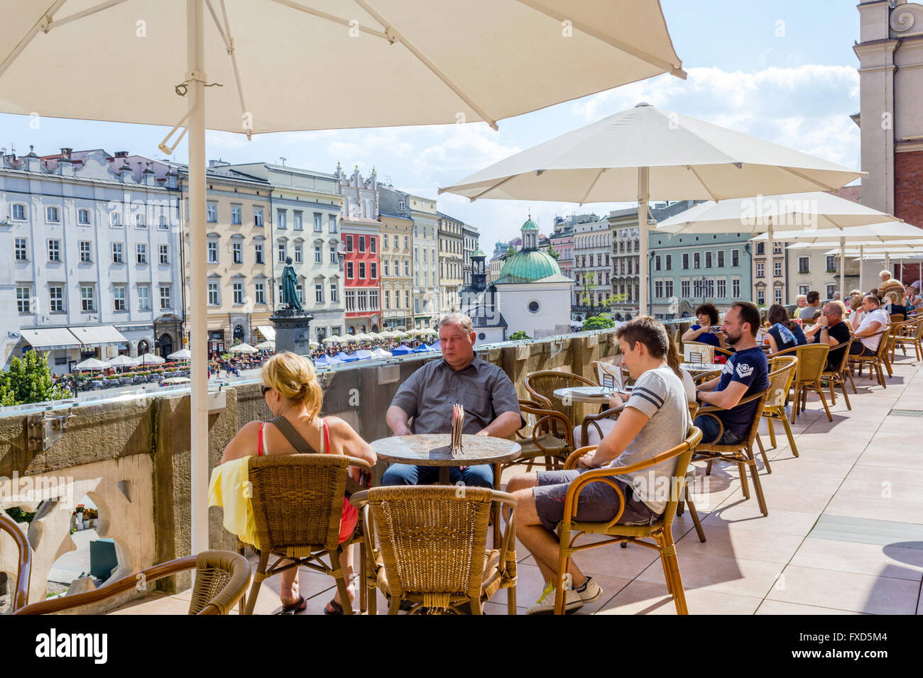 Les touristes dans le restaurant jardin à Cracovie sur le dessus de la Halle aux Draps, vieille ville historique en Pologne, Europe Banque D'Images