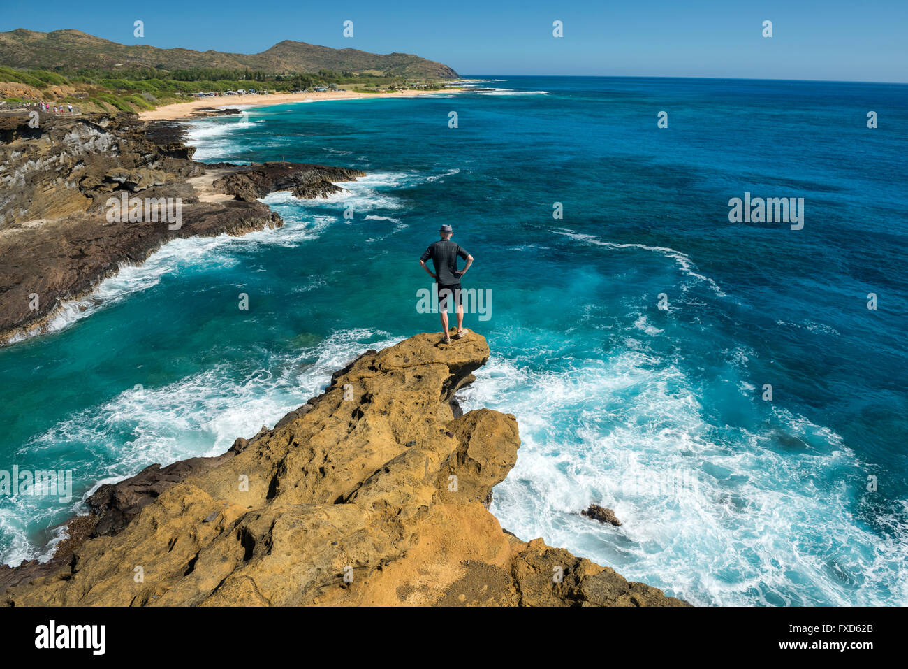 USA, Hawaii, Oahu, Honolulu, Halona Blow Hole Lookout, l'homme à l'affût Banque D'Images