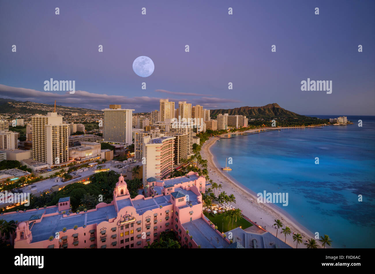 USA, Hawaii, Oahu, Honolulu, Waikiki, lune sur la plage (m) Banque D'Images