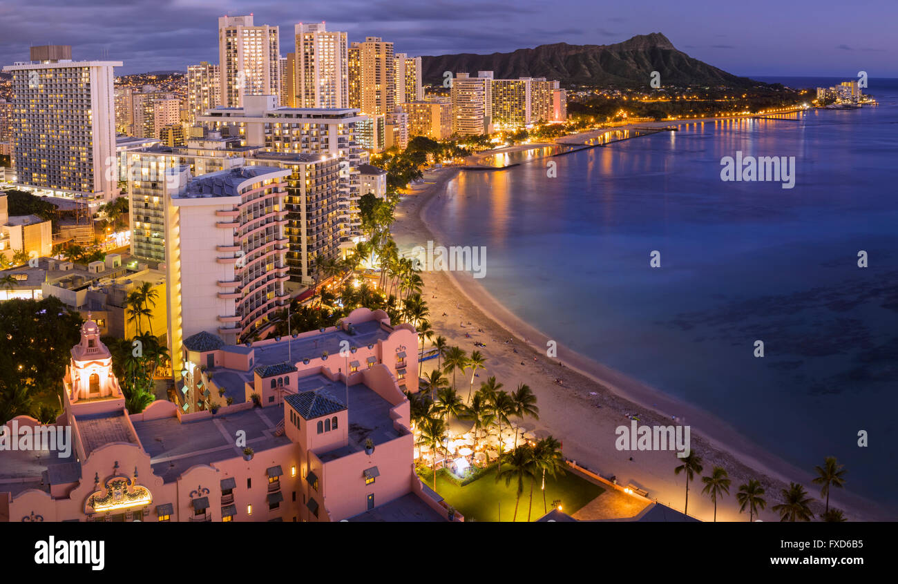 USA, Hawaii, Oahu, Honolulu, Waikiki, la plage au crépuscule Banque D'Images