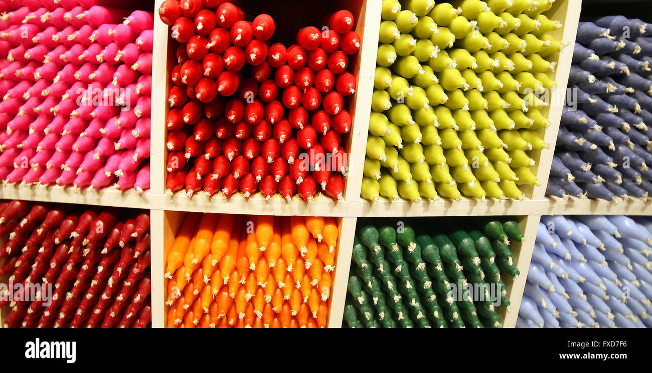 Des bougies de couleur en vente dans la boutique de cadeaux Banque D'Images