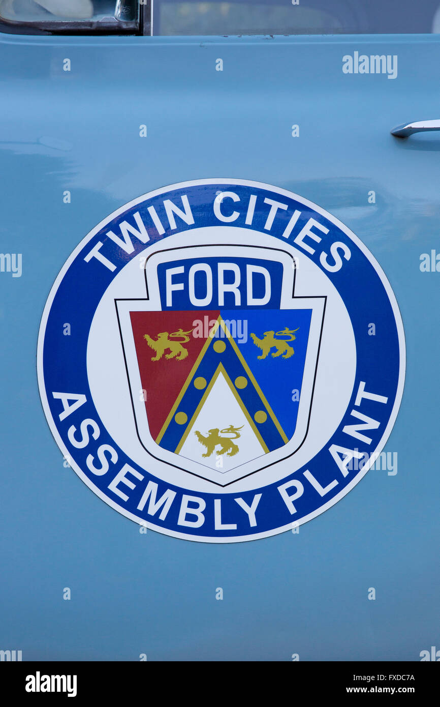 L'usine de montage Ford Twin Cities et autocollant de symbole sur le côté d'une camionnette Ford 1953 vintage Banque D'Images