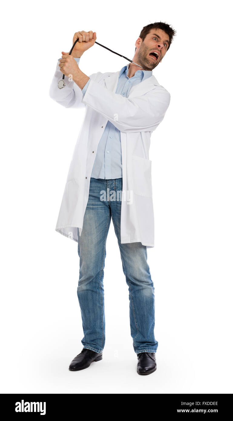 Portrait humoristique d'un jeune chirurgien suicidaire déprimé avec un stéthoscope sur son cou, isolated on white Banque D'Images