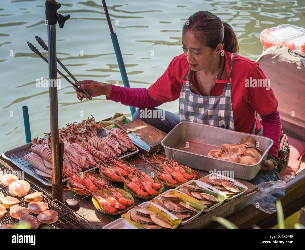 Vendeur alimentaire marché flottant de la Thaïlande Amphawa Banque D'Images