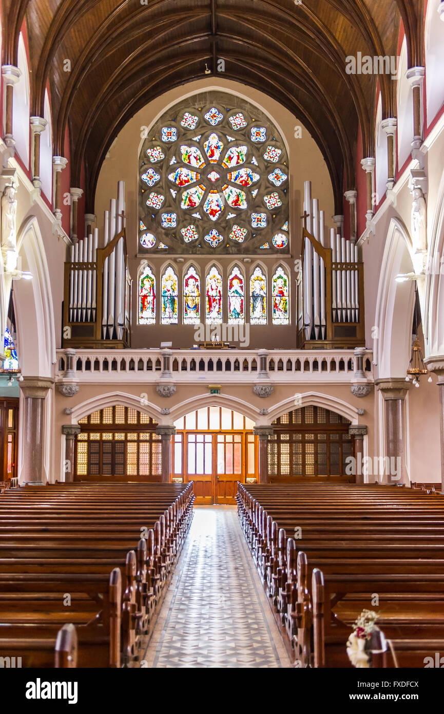 À l'allée vers le bas de l'autel de l'église de l'Immaculée Conception, Clonakilty, West Cork, Irlande. Banque D'Images