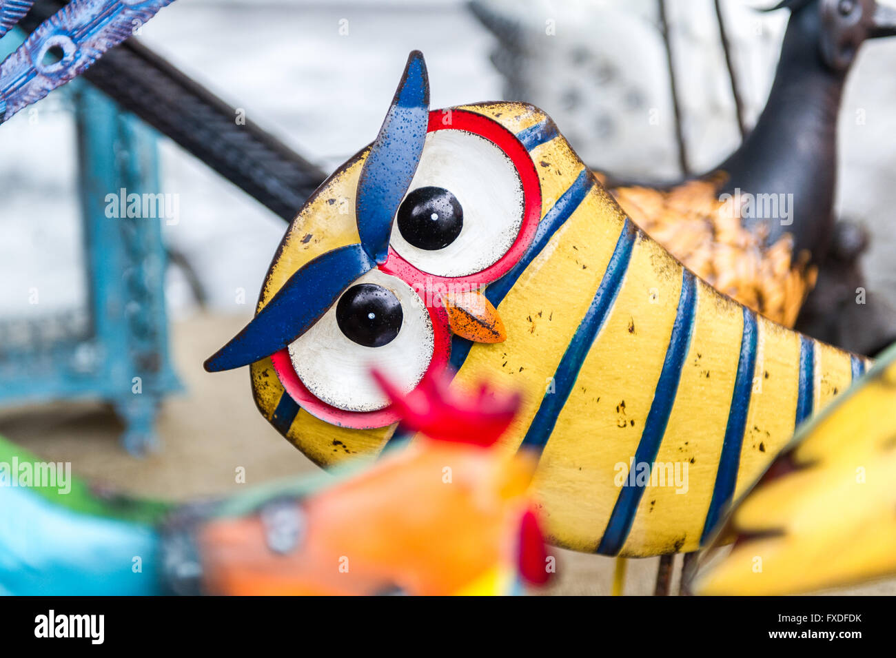 Hibou métallique décoratif dans une cabine au marché du vendredi de Clonakilty, à West Cork, en Irlande. Banque D'Images