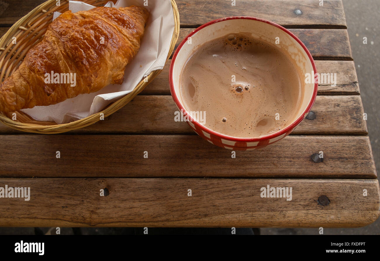 Bol de chocolat chaud avec un croissant Photo Stock - Alamy