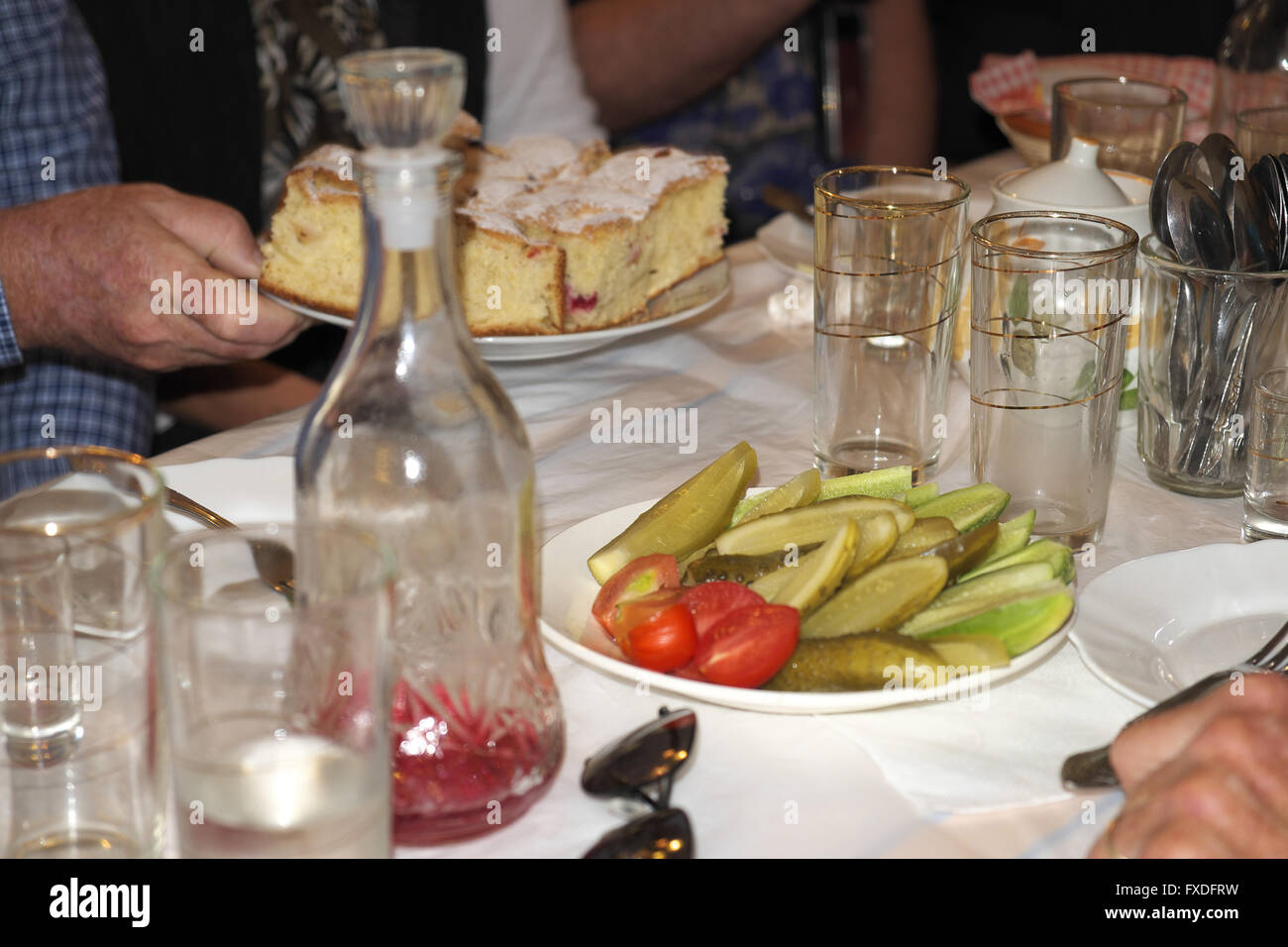Gateau Russe Gerkins Et Salade De Tomates Et De Vodka Presque Fini Ouglitch La Russie Photo Stock Alamy