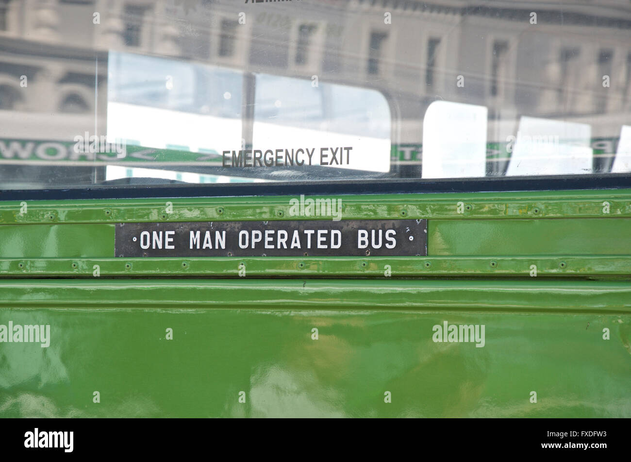 Un homme signe d'autobus sur l'arrière d'un bus de services nationaux de l'Ouest à partir des années 1970 Banque D'Images