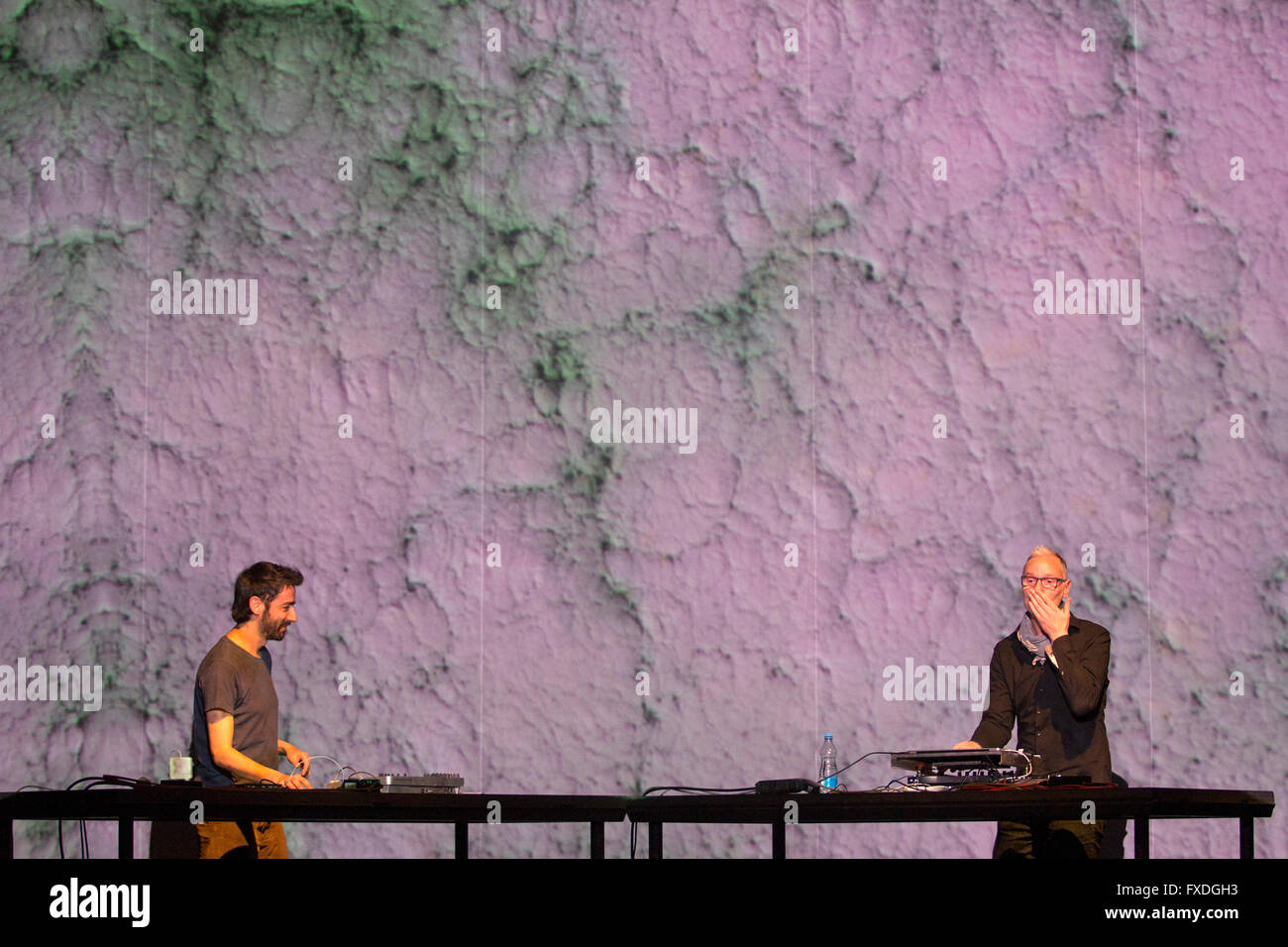 Hior Chronik et Arovane (artiste de musique électronique allemand Uwe Zahn) en concert à Prague Banque D'Images