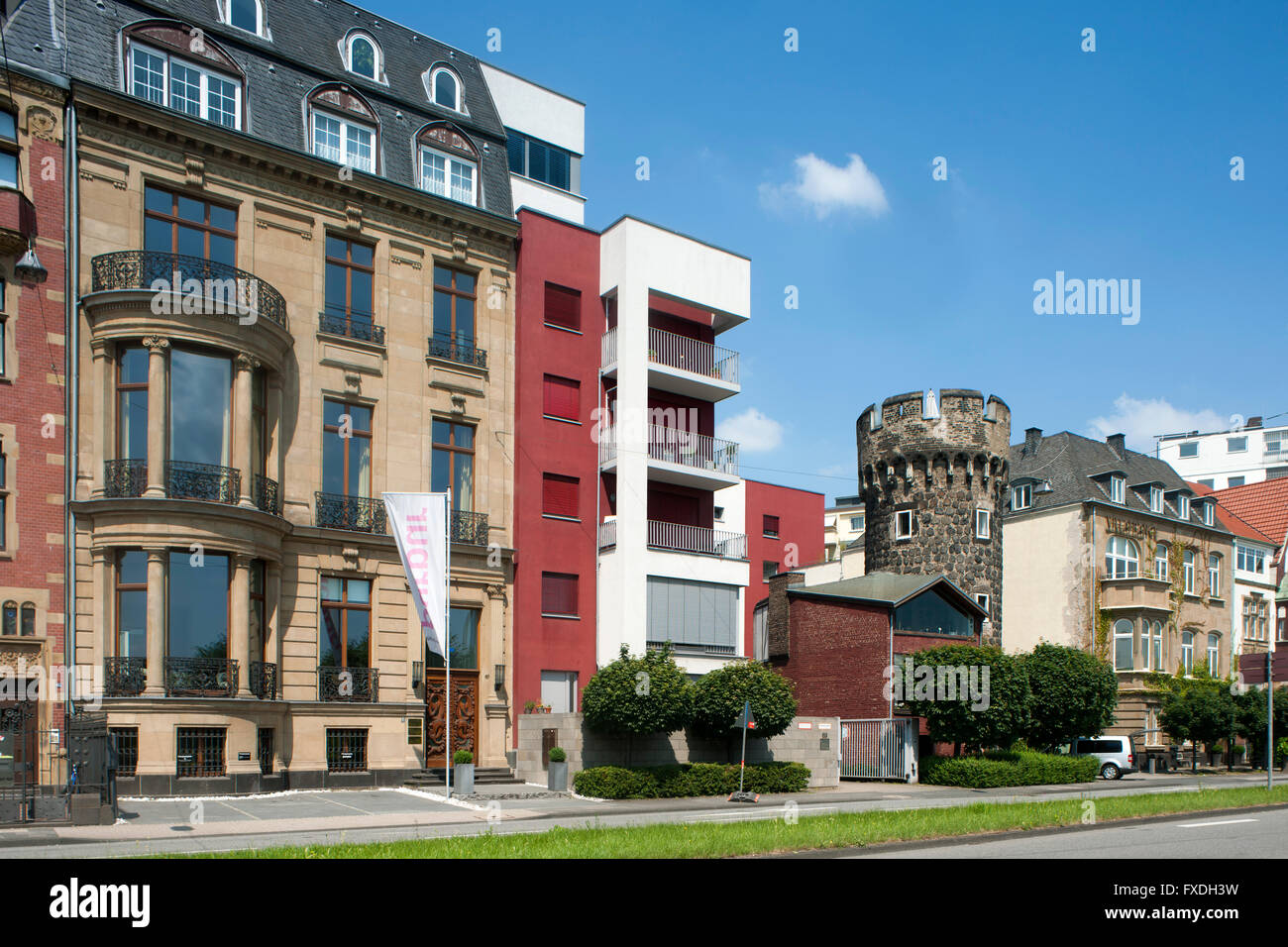 Deutschland, Nordrhein-Westfalen, Köln, Wohnhäuser suis Konrad-Adenauer-Ufer und das 'Kunibertstürmchen'. Es ist seit 1446 nachgew Banque D'Images