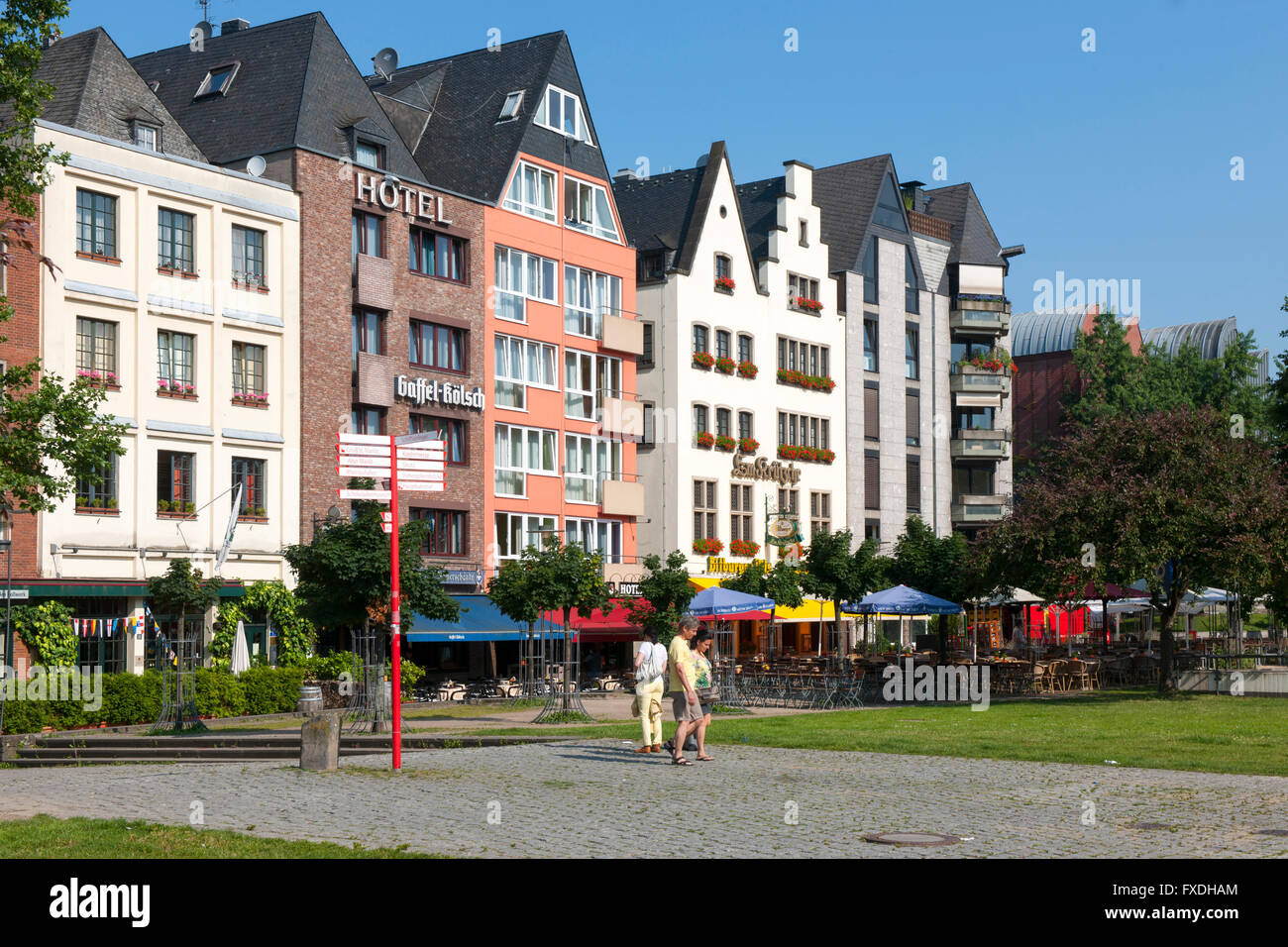 Köln, Altstadt, Rheinuferpromenade mit historischen Häusern Banque D'Images