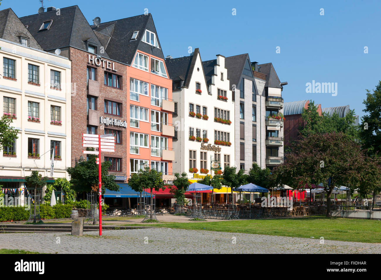 Köln, Altstadt, Rheinuferpromenade mit historischen Häusern Banque D'Images