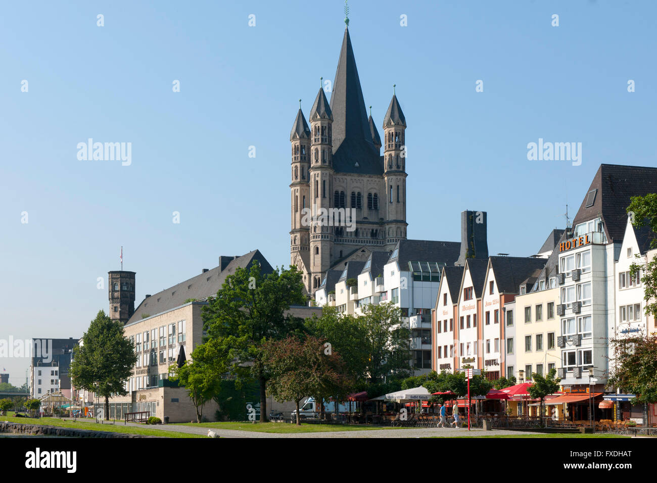 Köln, Altstadt, Rheinuferpromenade brut, Kirche Sankt Martin. Banque D'Images