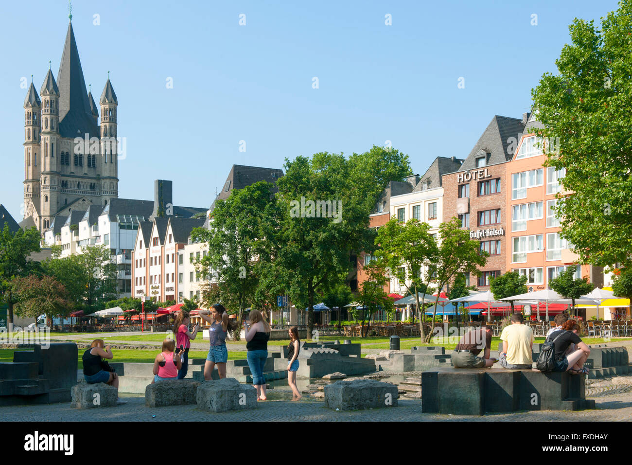 Köln, Altstadt, Rheinuferpromenade brut, Kirche Sankt Martin. Banque D'Images