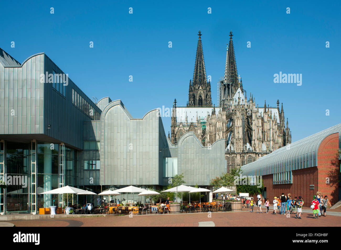 Köln, Heinrich-Böll-Platz, Musée Ludwig und der Kölner Dom, davor das 'Museumscafe Ludwig im Museum' Banque D'Images