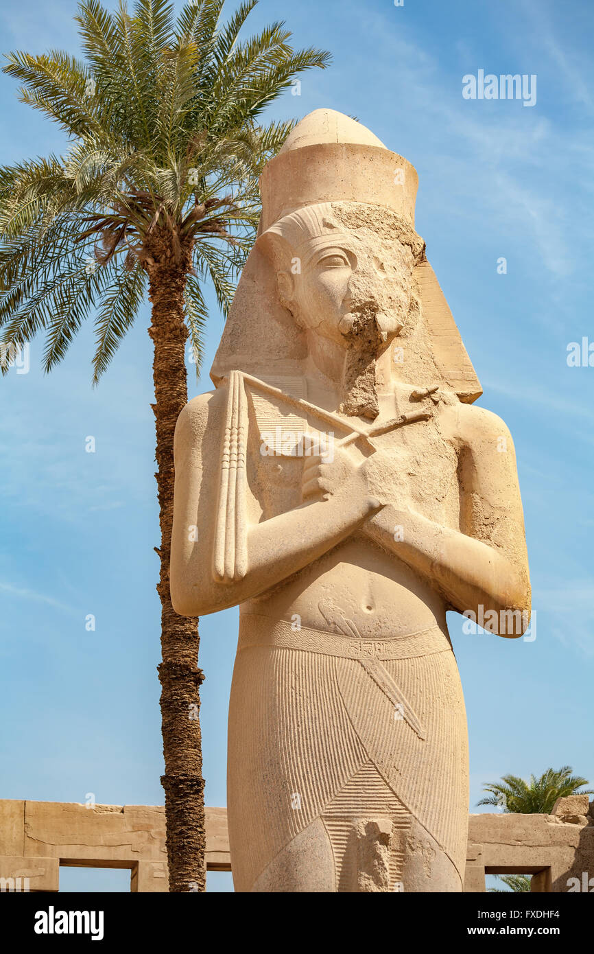 Statue du pharaon Ramsès II dans le Temple de Karnak. Louxor, Egypte Banque D'Images