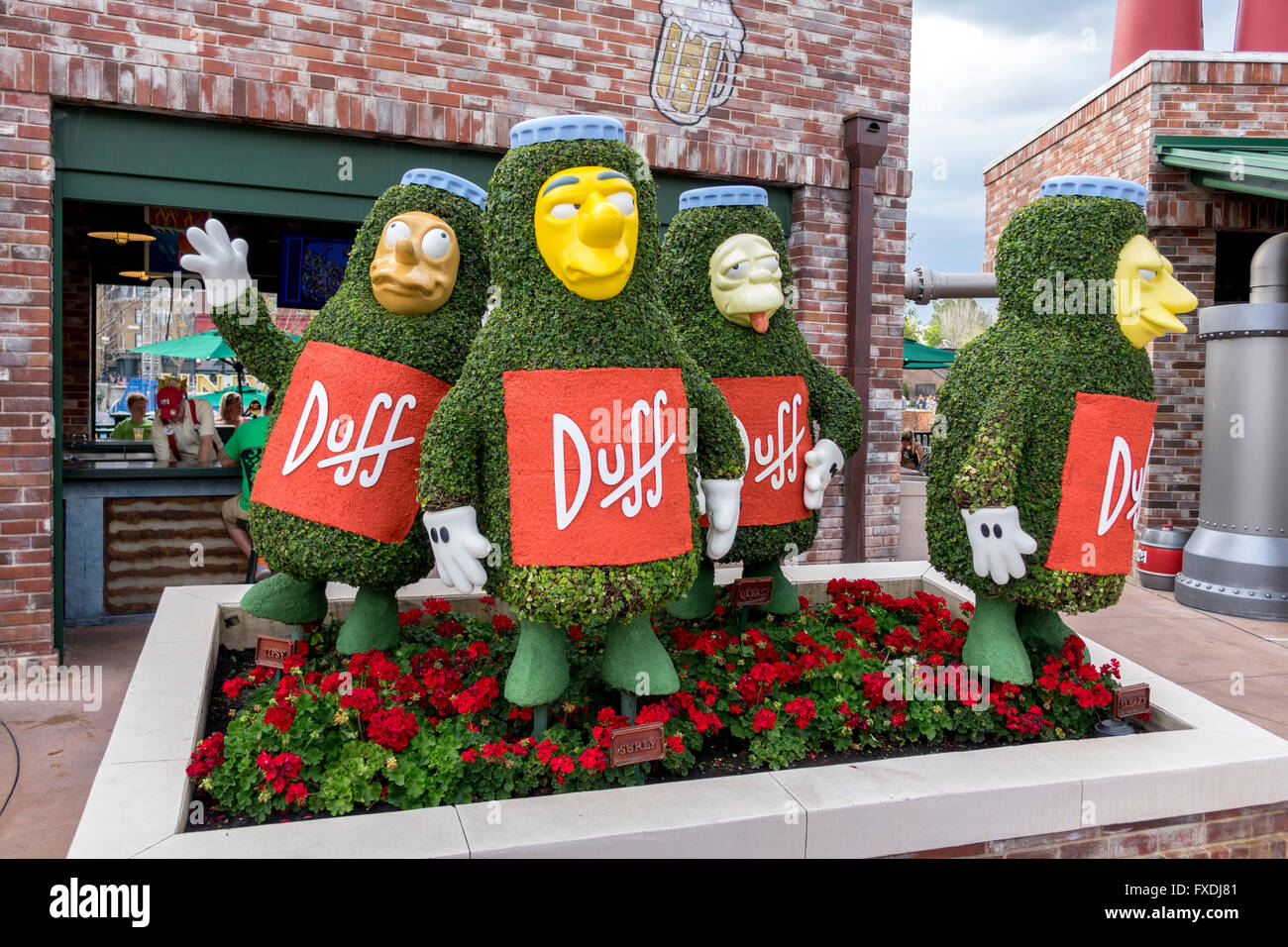 Taille de la vie des statues d'hommes de la bière Duff Simpsons Cartoon TV Show à Universal Studios Florida Banque D'Images