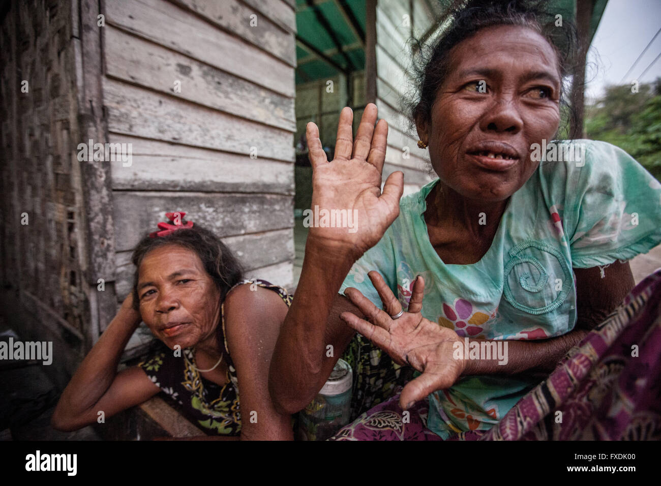 La Birmanie, Myanmar, deux vieilles femmes, heureux avec la peau tannée de dire bonjour. Banque D'Images