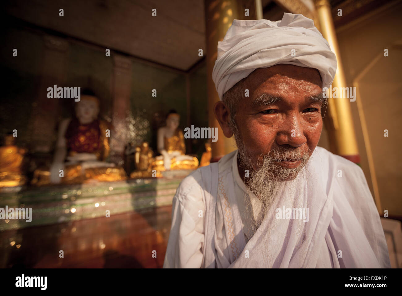 Le Myanmar, l'Asie, un homme dans un temple bouddhiste. Banque D'Images