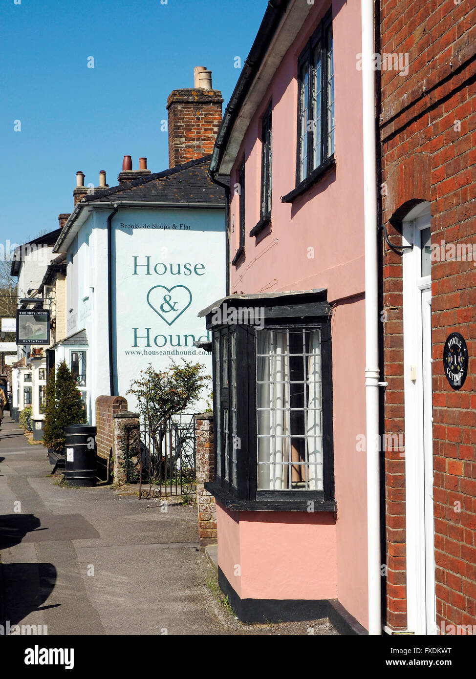 Beaux bâtiments historiques sur la rue principale de la jolie vallée de Test ville de Stockbridge dans le Hampshire. Banque D'Images