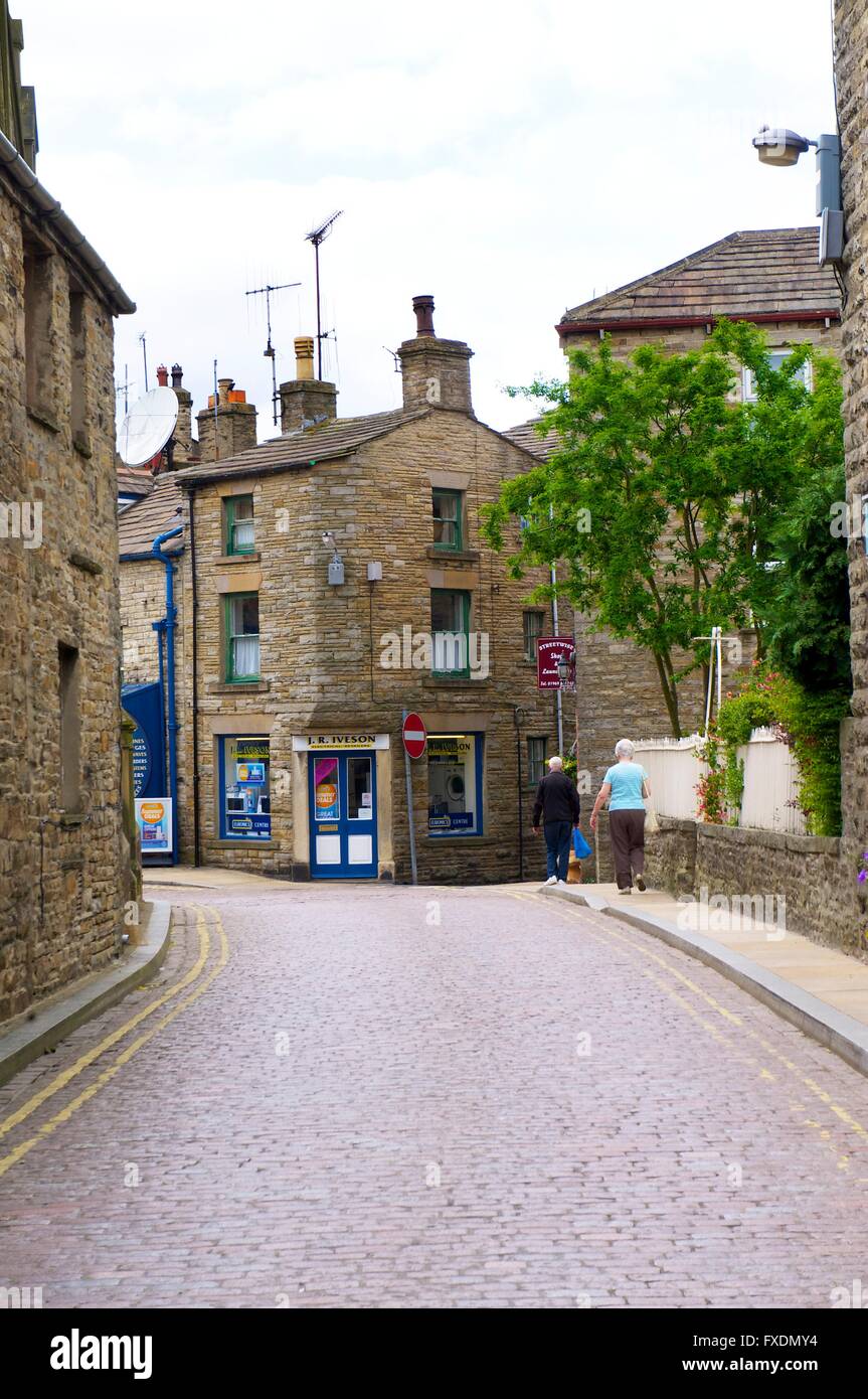 Les touristes. Hawes, Wensleydale, Yorkshire Dales National Park, Yorkshire, Angleterre, Royaume-Uni, Europe. Banque D'Images