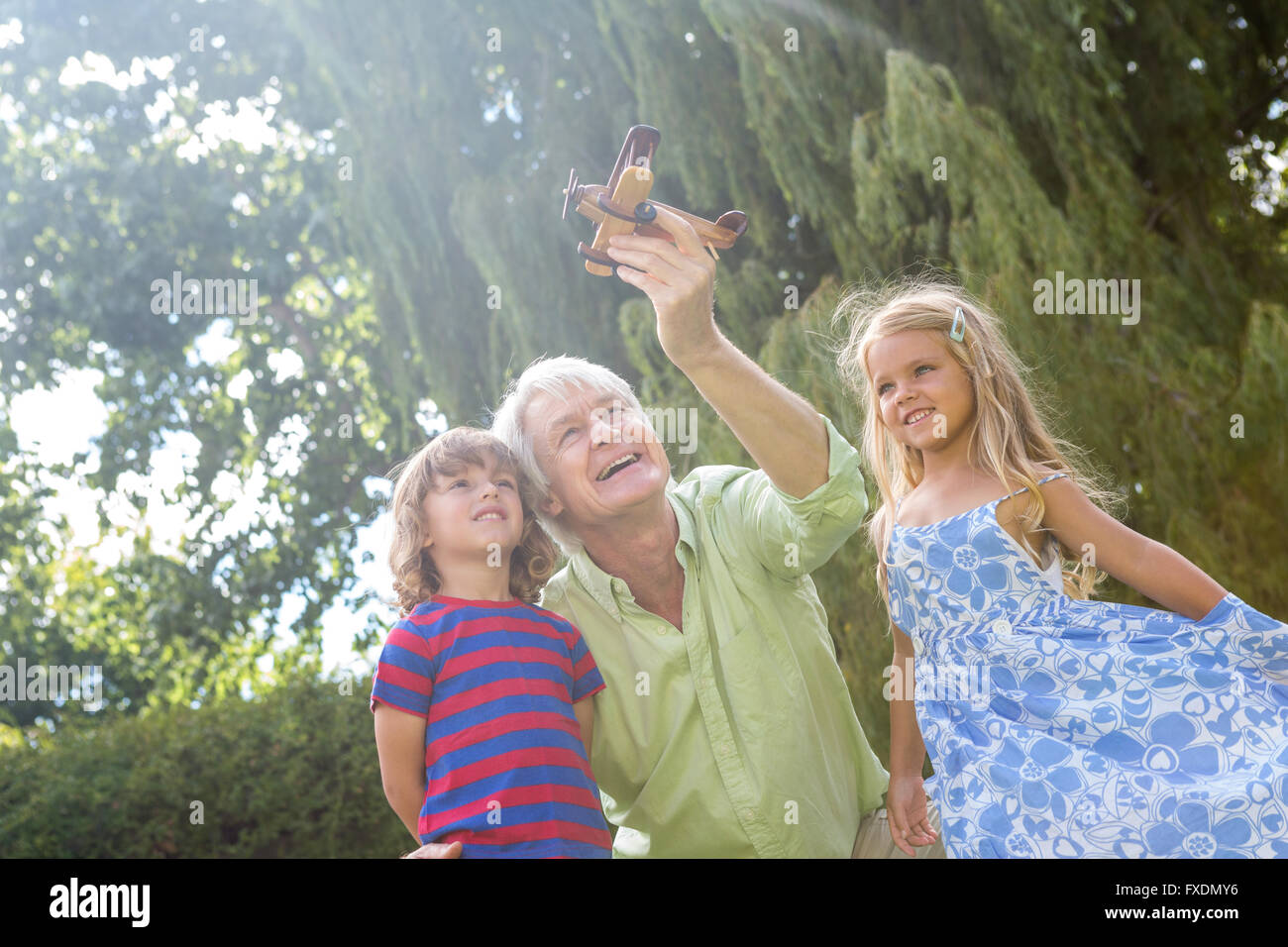 Grand-père heureux de jouer avec leurs petits-enfants à la cour Banque D'Images