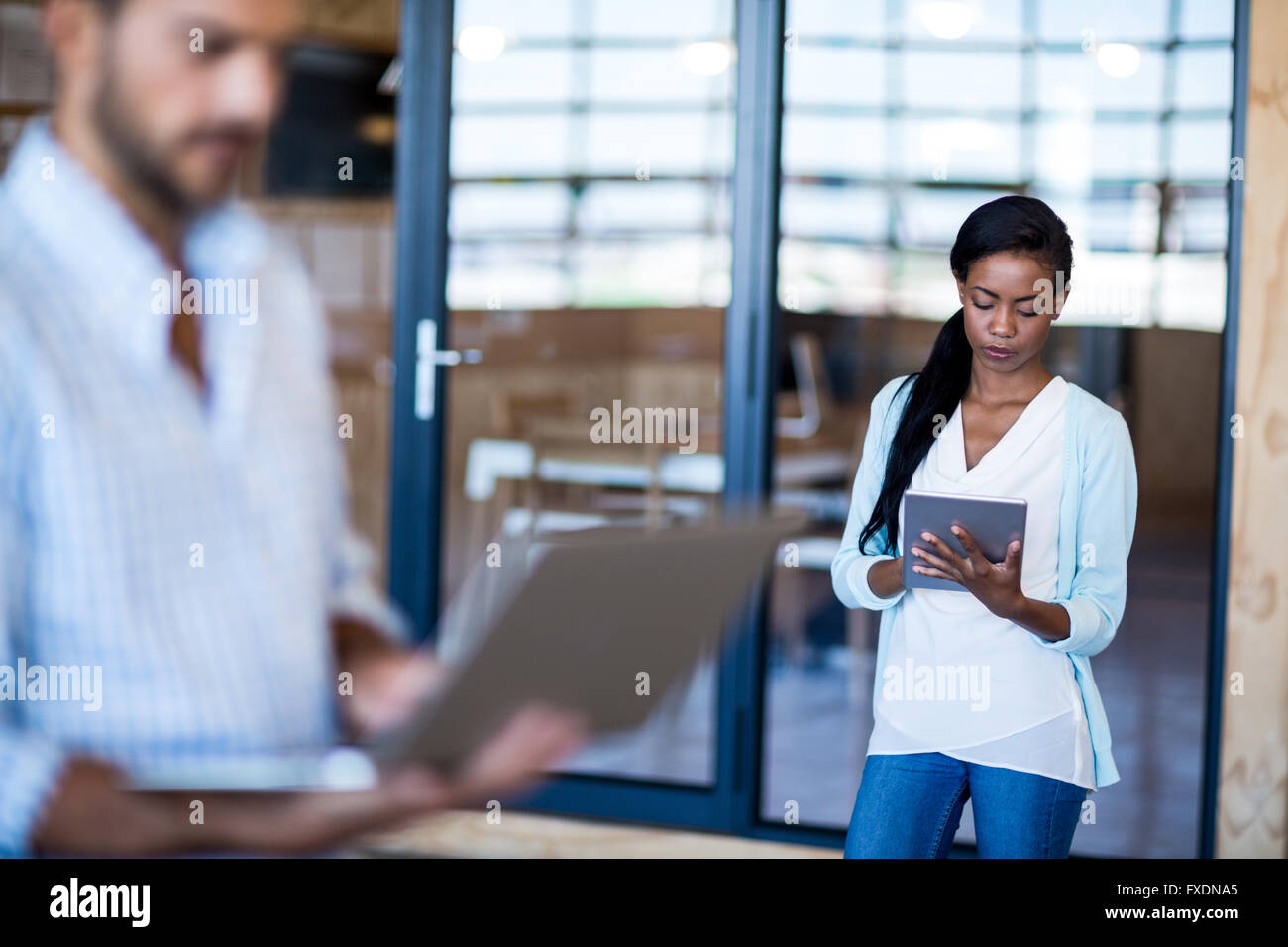 Young woman using digital tablet Banque D'Images