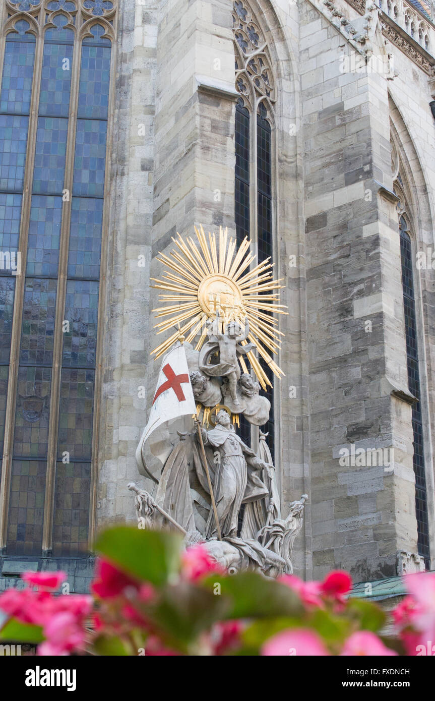 Saint Stephan figure - avec des fleurs Banque D'Images