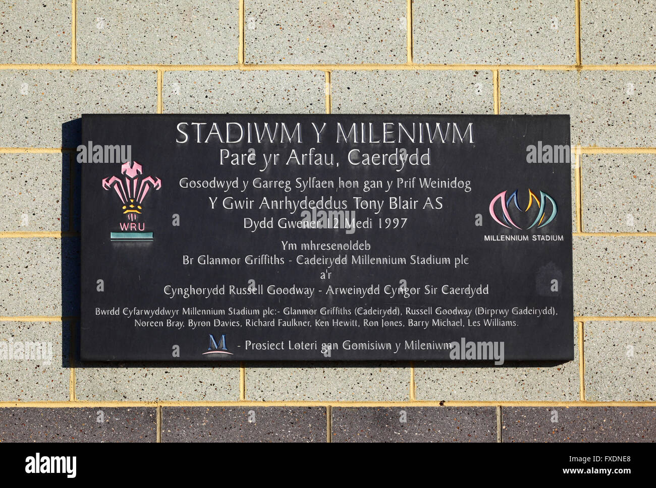 Dans la plaque commémorant le gallois poser la première pierre du Millennium Stadium, Cardiff, Pays de Galles, Royaume-Uni Banque D'Images