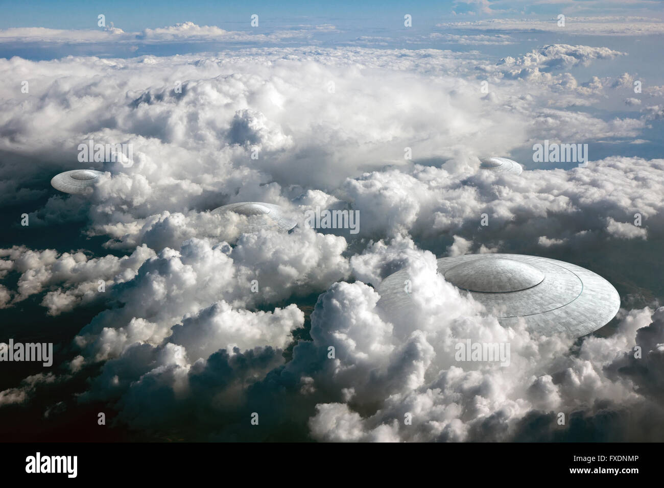 Le rendu 3D de soucoupe volante ovni dans les nuages Banque D'Images