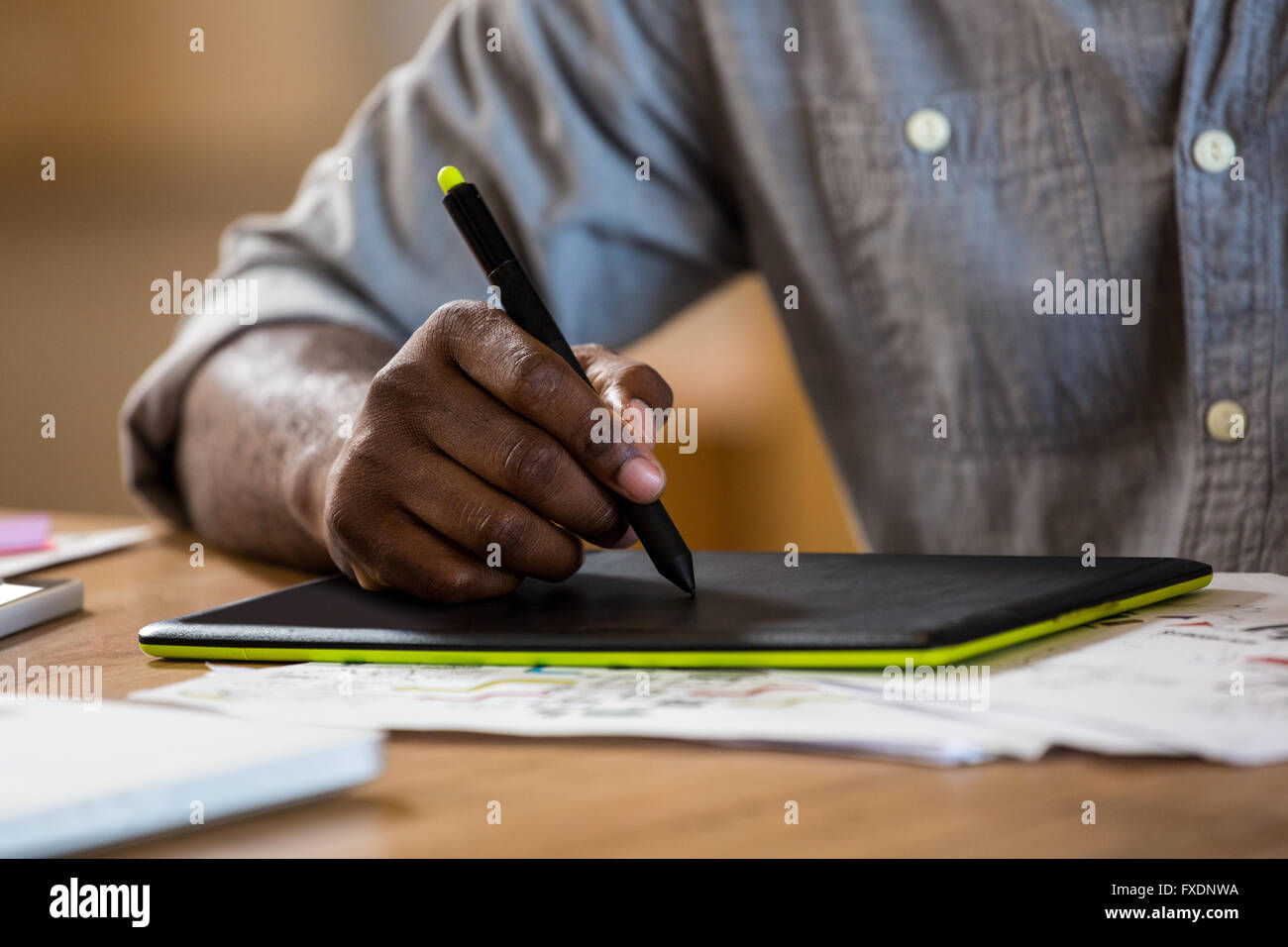 Designer graphique travaillant sur sa tablette graphique Banque D'Images