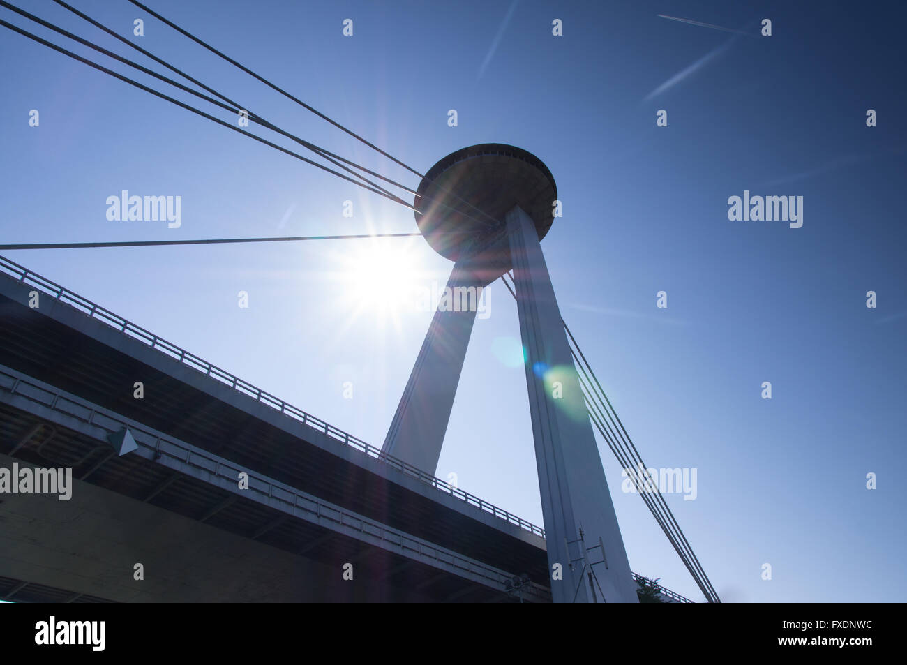 Pont d'OVNIS contre la lumière Banque D'Images
